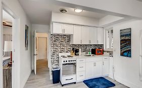 Tropical Getaway/ Stunning 2Br Gem